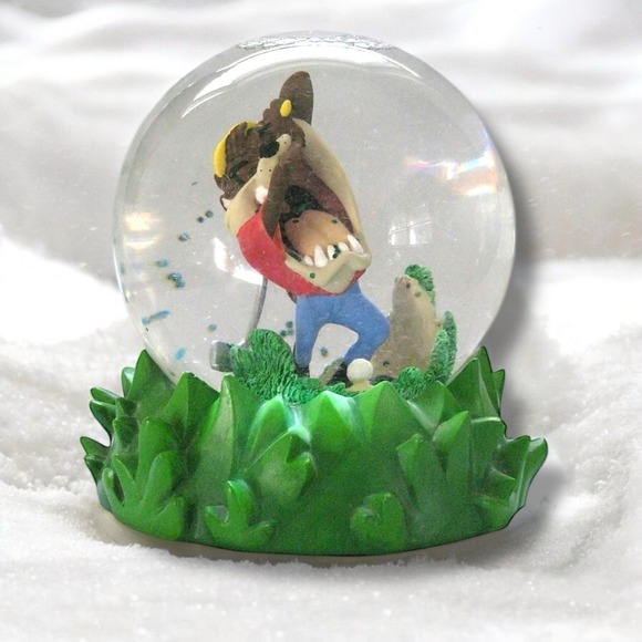 Goebel Vintage 1999 Looney Tunes Tazmanian Devil "Tee'd Off" Golfing Snowglobe - Picture 1 of 5